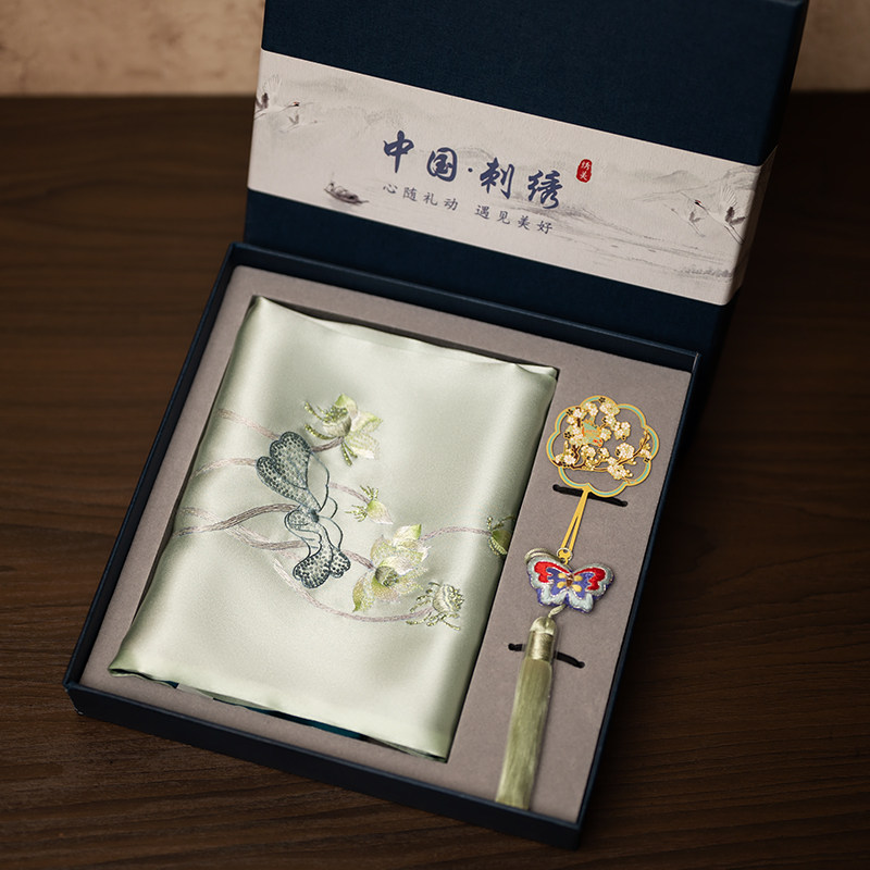 Embroidery Gift - Coffret Cadeau Écharpe et Marque-page Brodés